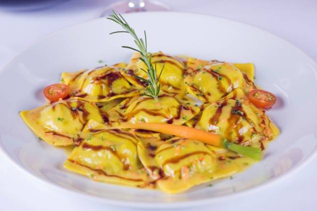 Ravioli de cordeiro na manteiga e sálvia Ravioli de cordeiro na manteiga e sálvia