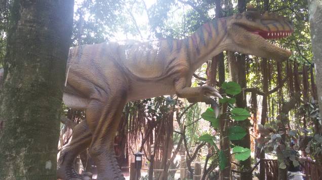 Alossauro: vivia na América do Norte e na Europa. Carnívoro, tinha até 10 metros e pesava até 4 toneladas.