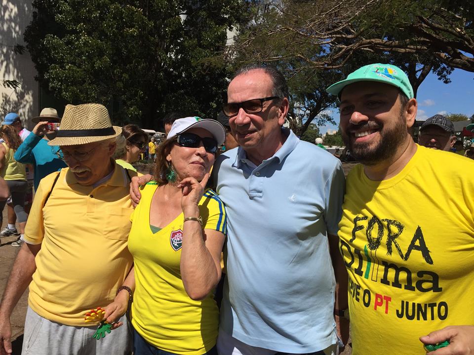 O senador Aloysio Nunes posa com os manifestantes