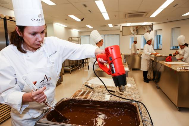 Aluna aquece chocolate em curso da Chocolate Academy São Paulo
