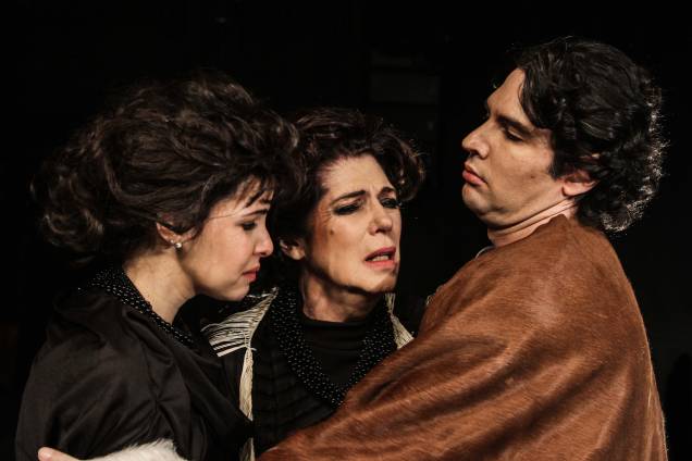 Amanda Vides Veras, Esther Góes e Ariel Borghi em cena de Coriolano