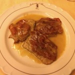 Saltimbocca alla romana: bifinho de vitela coberto por presunto cru