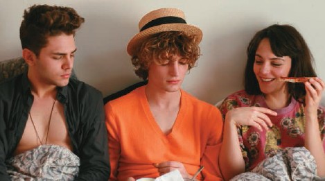 Amores Imaginários: Nicolas (centro) desperta interesse nos dois amigos