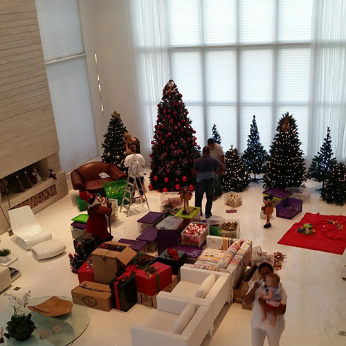 Celebridades nacionais e internacionais mostram árvore de Natal; confira a  decoração de 12 famosos | VEJA SÃO PAULO