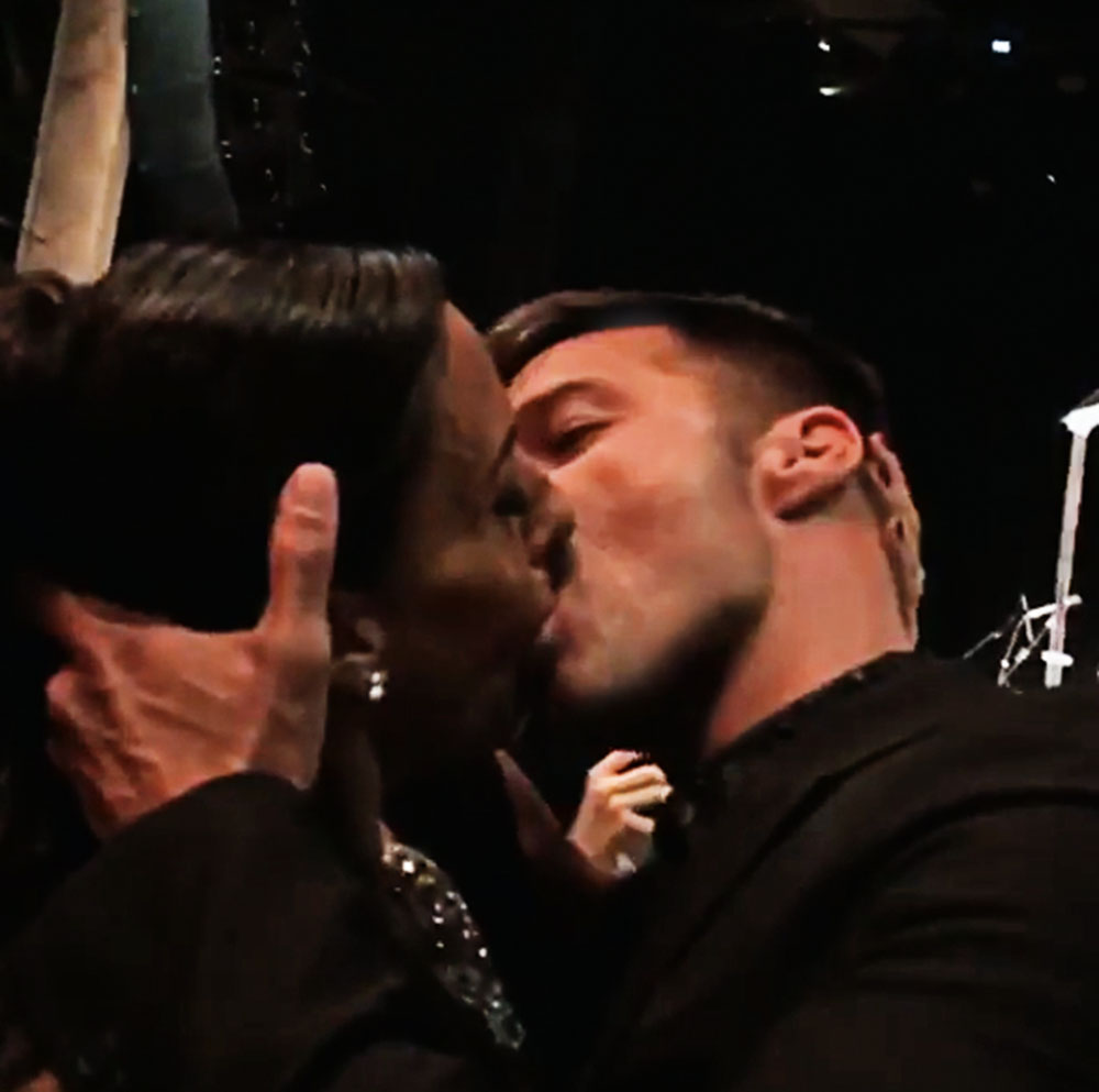 Ana e Ricky: beijo dado na frente dois namorados de ambos (Foto: Reprdoução/Instagram)