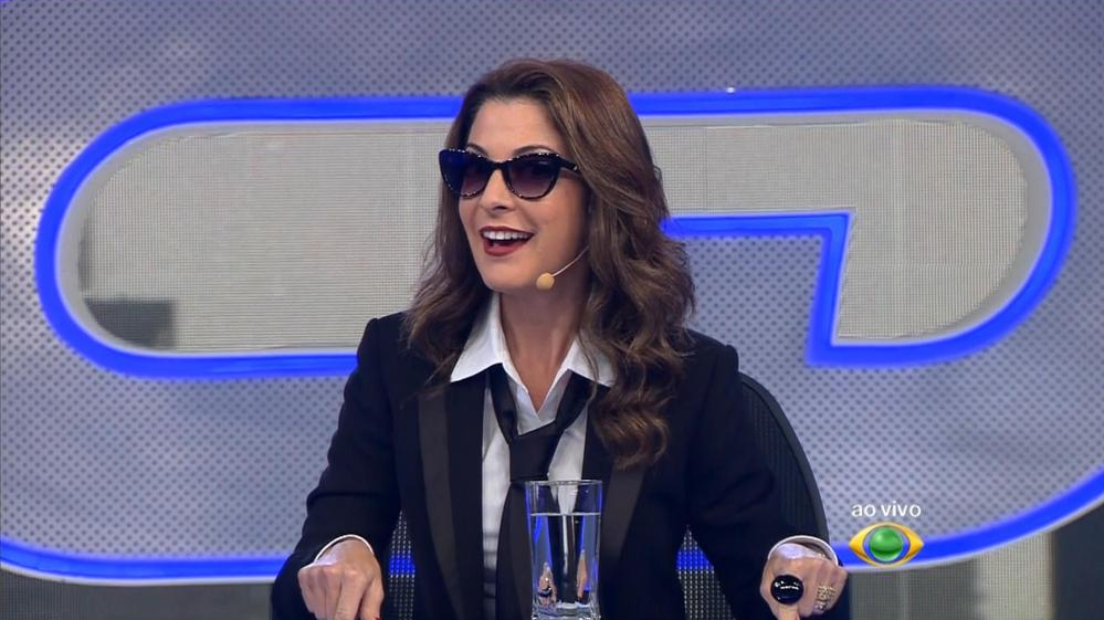 Ana Paula Padrão apresenta o CQC e é criticada na internet