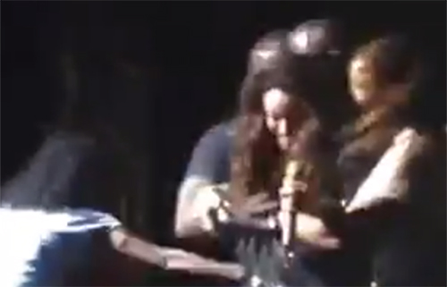 Fãs derrubam Ana Carolina durante show no Citibank Hall; assista