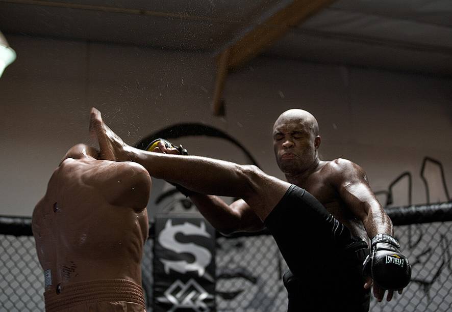 Anderson Silva: Como Água: o Spider, como é conhecido, é especialista em Muay Thai, o boxe tailandês