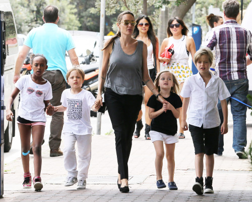 Angelina Jolie passeia com Zahara, Shiloh, Knox e Vivienne