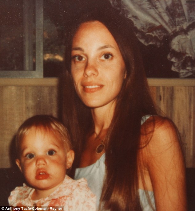 Angelina numa rara foto com sua mãe, Marcheline Bertrand