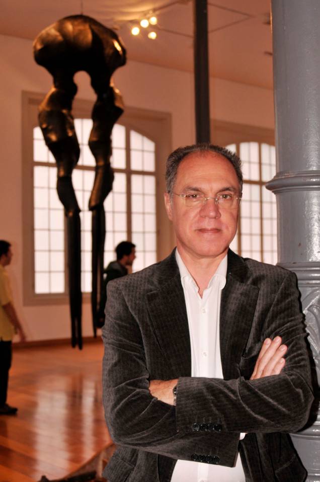 O artista Angelo Venosa, posando em frente às obras O artista Angelo Venosa, posando em frente às obras