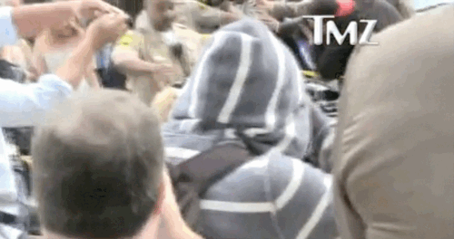 Diva do dia: Lindsay Lohan recebe chuva de glitter ao entrar em tribunal