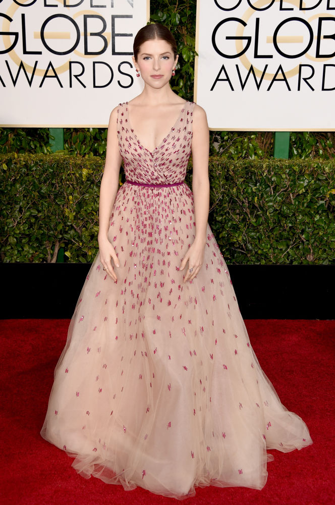 anna-kendrick-veste-monique-lhullier