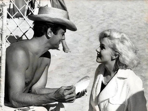 Tony Curtis e Marilyn Monroe se conheceram ainda antes fama e tiveram um caso. O reencontro aconteceu nas filmagens de Quanto Mais Quente Melhor. A dupla, inclusive, chegou a lembrar os velhos tempos passando uma noite juntos. O problema é que a atriz era casada com o dramaturgo Arthur Miller, que descobriu a traição e tirou satisfações com Curtis