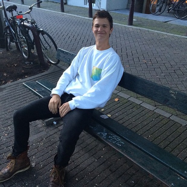 Ansel Elgort pediu para que alguém tirasse uma foto dele sentado no banco
