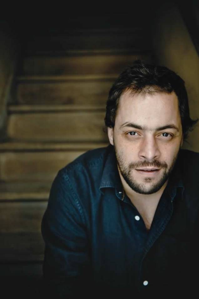 O cantor e compositor português António Zambujo O cantor e compositor português António Zambujo