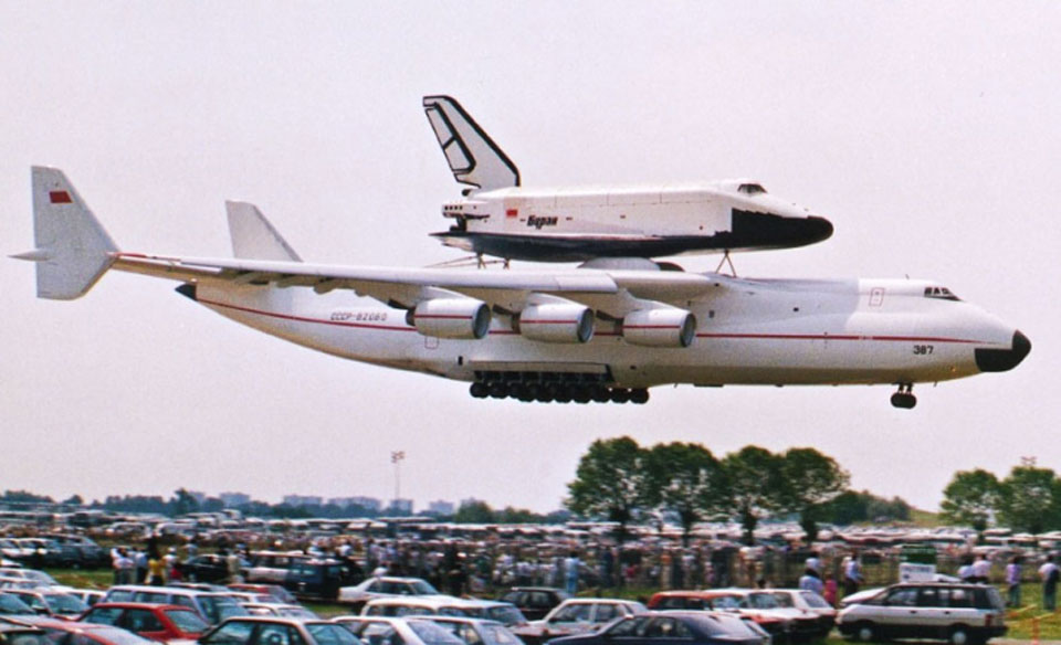O An-225 carregando o ônibus espacial Buran, na década de 80, durante um festival aéreo na Europa (Foto: Antonov)