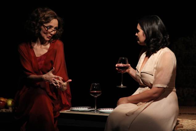 As atrizes Maria de Medeiros e Laura Castro em cena de Aos Nossos Filhos