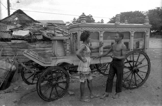 em>Enamorados frente a carro fúnebre</em>, c. 1964 (1933-2010, Santiago de los Caballeros) - Negativo formato 35 mm