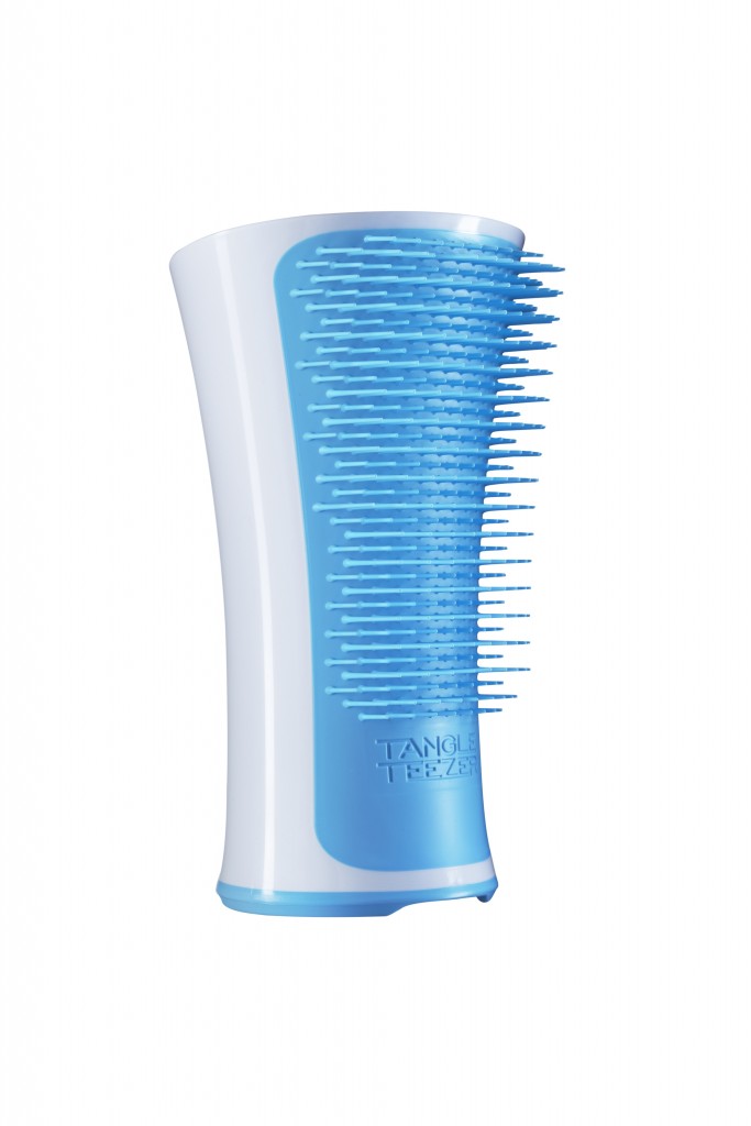 Escova Aqua Blue, da Tangle Teezer. Ideal para desembaraçar os cabelos no banho. Preço de Venda: R$ 92 | www.tangleteezerbrasil.com.br