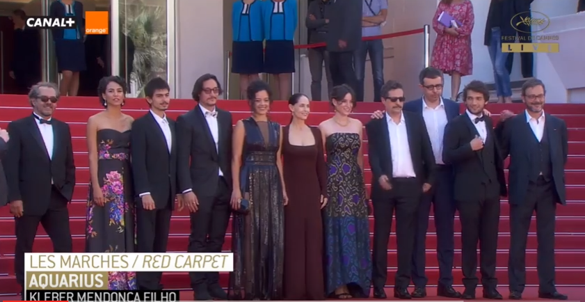 Sonia Braga (de longo marrom) e o diretor Kleber Mendonça Filho (de bigode e óculos escuros): protesto em Cannes