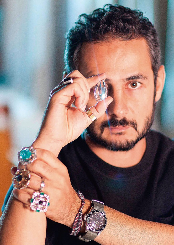 Ara Vartanian, designer de jóias, segurando uma morganita (Foto: Claudio Gatti)
