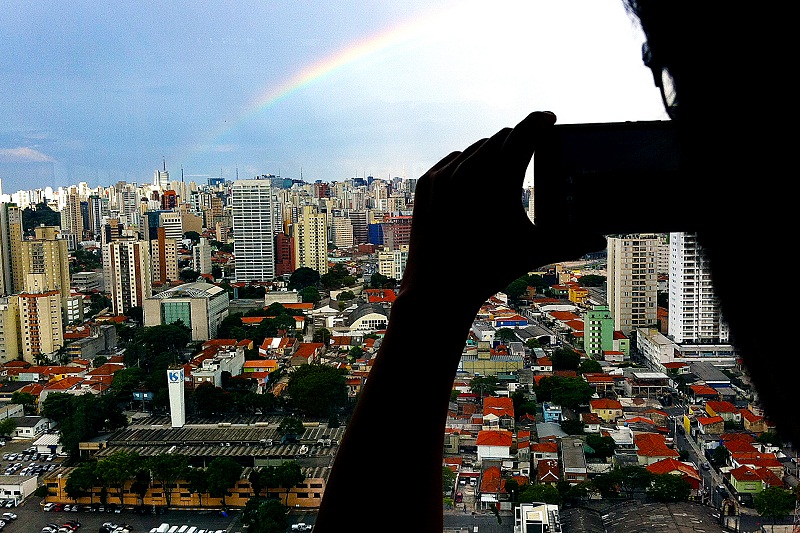 Arco-íris surge no céu da capital na última quinta (20) (Foto: IVAN DIAS)