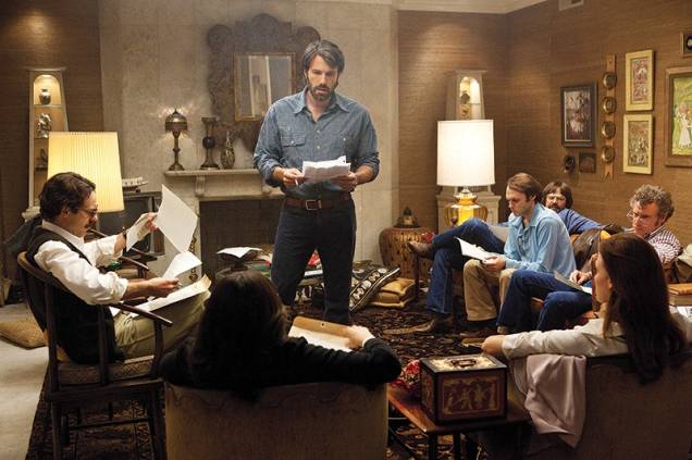 Argo: Ben Affleck (em pé) estrela e dirige o longa-metragem inspirado em fato real