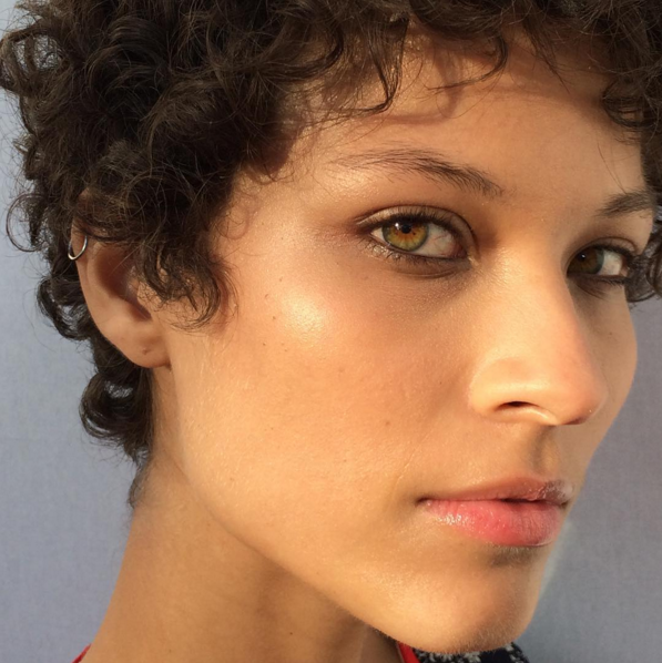 A modelo Ari Westphal foi maquiada por Fabi durante a SPFW (Foto: Reprodução/Instagram) 