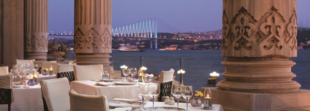 Tuğra Restaurant & Lounge, no Hotel Cigaran Palace Kempinski: culinária otomana diante do Bósforo
