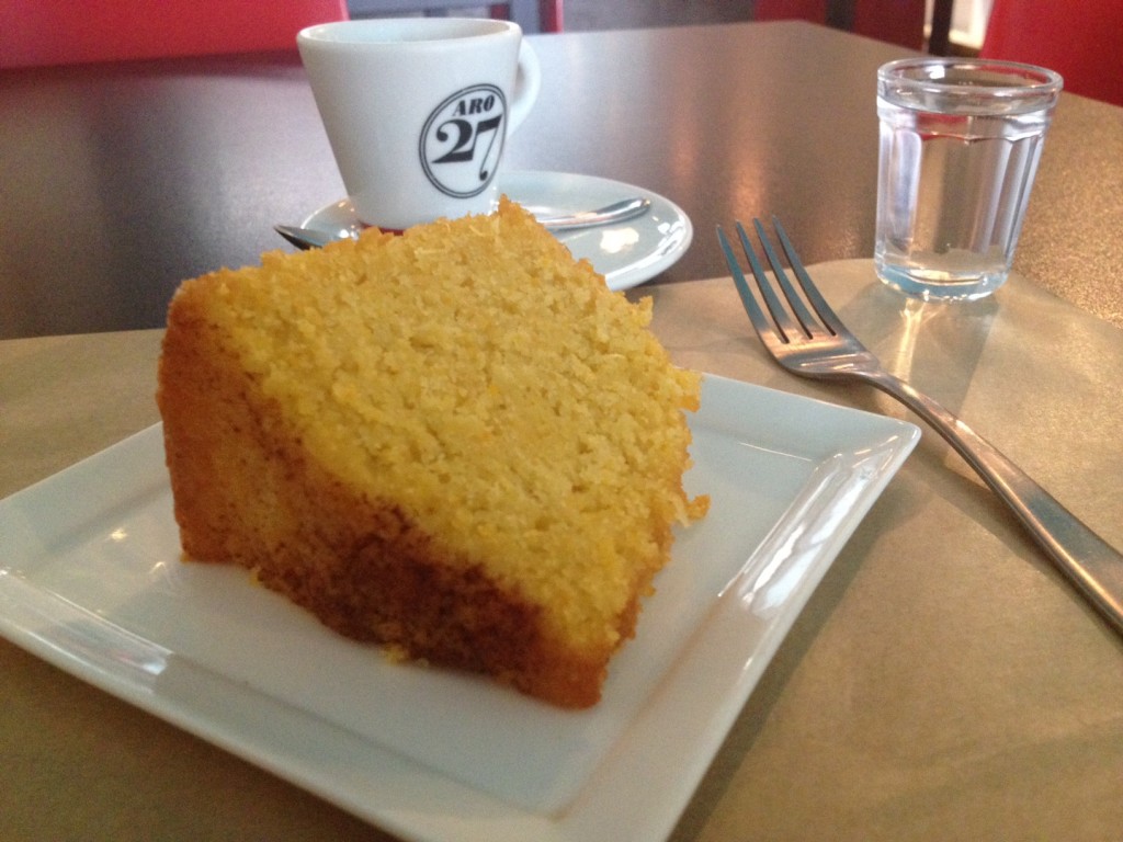 Aro 27: bolo de milho mais expresso (Foto: F&aacute;bio Galib)