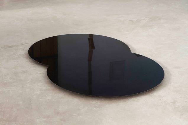Não euclidiana, 2013, basalto, 170 x 110 cm, Artur Lescher
