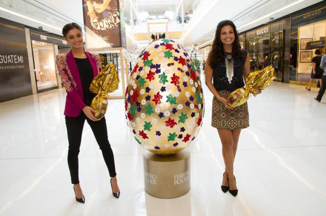 Ferrero Rocher Social Art: as atrizes Sophie Charlotte e Emanuelle Araújo na inauguração da exposição