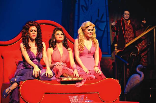 Quarteto afinado: Eduardo Galvão, Maria Clara Gueiros, Sabrina Korgut e Renata Ricci brilham no musical As Bruxas de Eastwick Quarteto afinado: Eduardo Galvão, Maria Clara Gueiros, Sabrina Korgut e Renata Ricci brilham no musical As Bruxas de Eastwick