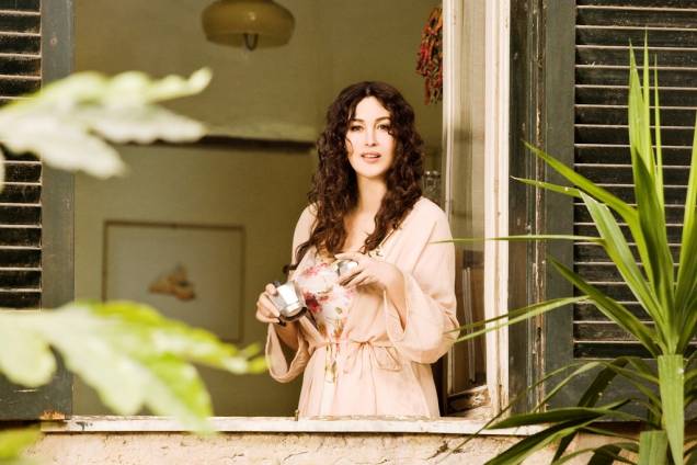 Monica Bellucci em As Idades do Amor: atriz dá vida à bela Viola, filha de um porteiro Monica Bellucci em As Idades do Amor: atriz dá vida à bela Viola, filha de um porteiro
