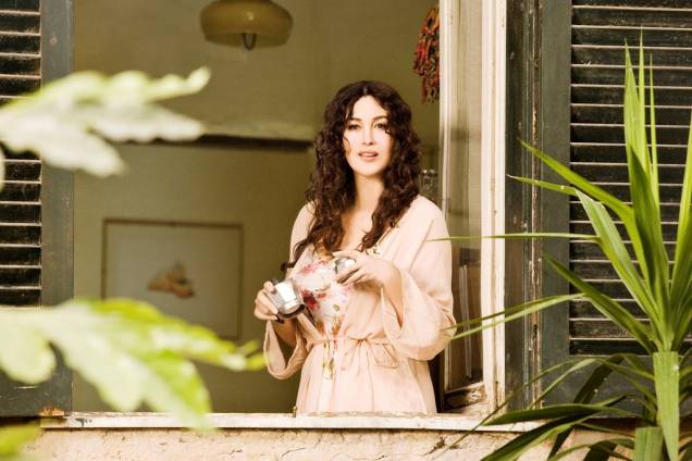 Monica Bellucci em As Idades do Amor: atriz dá vida à bela Viola, filha de um porteiro