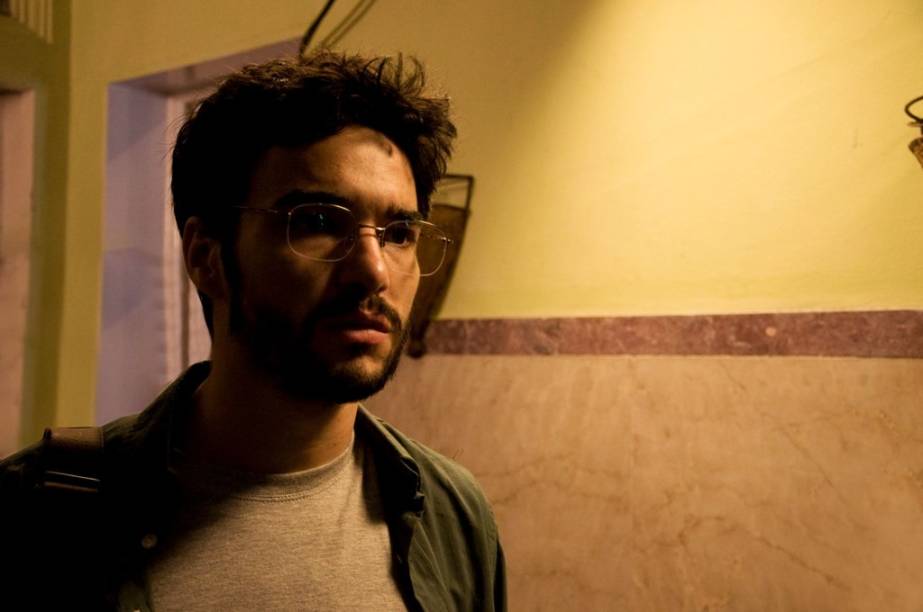 Em busca de uma verdade: Caio Blat na pele do jornalista cético