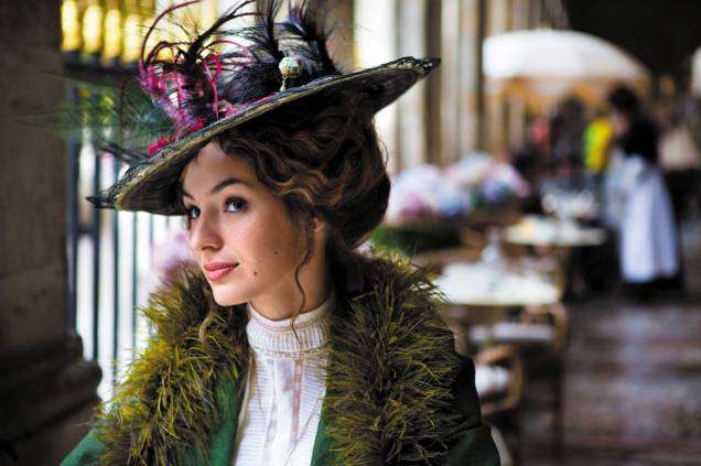 A atriz Louise Bourgoin interpreta a jovem repórter aventureira Adèle A atriz Louise Bourgoin interpreta a jovem repórter aventureira Adèle