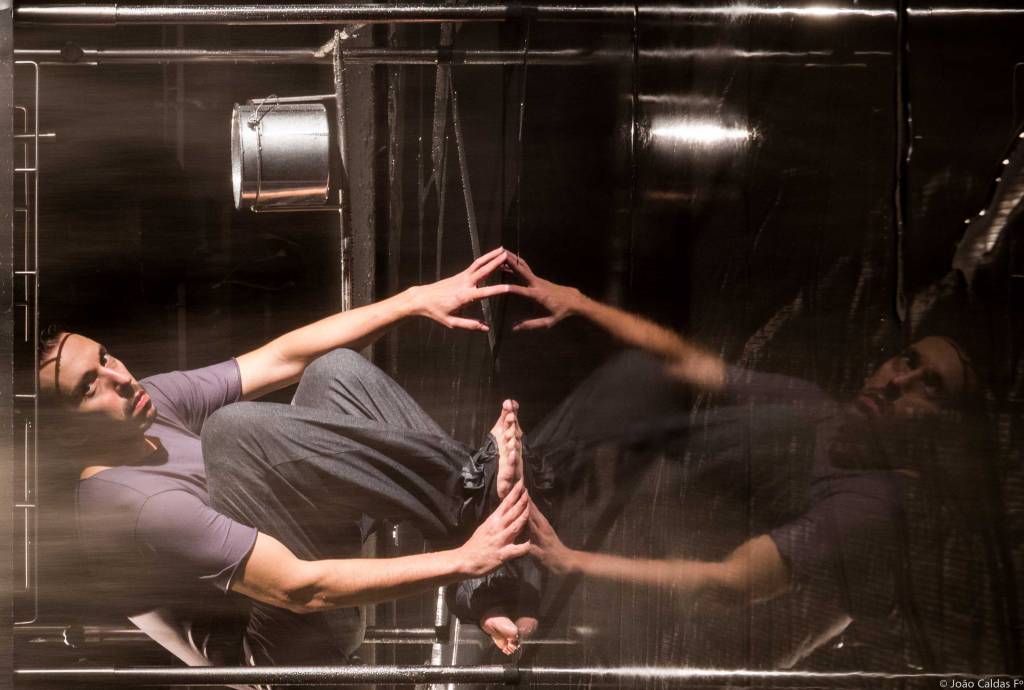 Gabriel Miziara em "As Ondas ou um Autópsia": universo de Virginia Woolf (Foto: Joao Caldas)