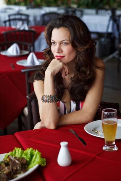 Hermila Guedes interpreta a perigosa Carla: ex-prostituta quer ficar rica Hermila Guedes interpreta a perigosa Carla: ex-prostituta quer ficar rica