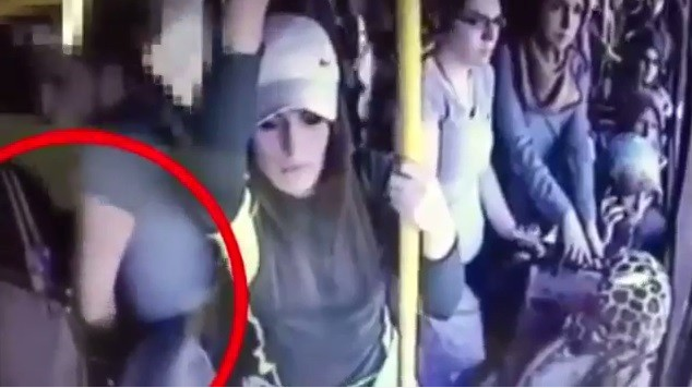 Câmera de segurança do ônibus mostra o momento em que houve o assédio