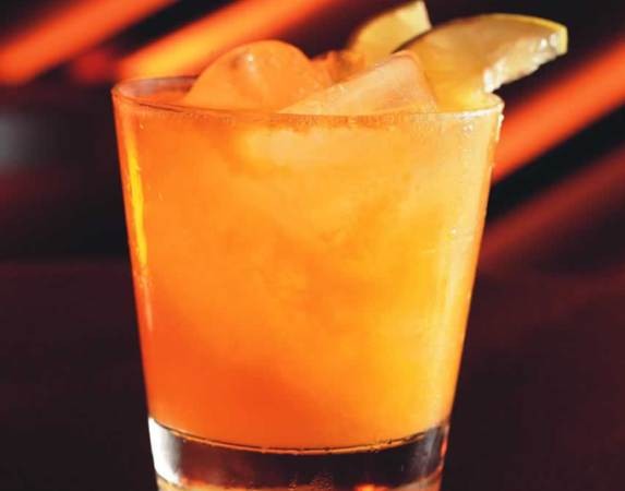 O drinque los baianos do At Nine Cocktail Bar: mix de cachaça, polpa de maracujá, suco de limão e xarope de pimentas
