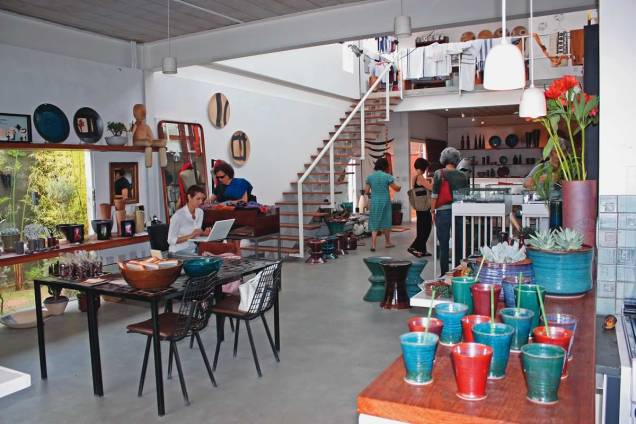 Atelier Paula Almeida, na Vila Olímpia: peças de trinta artistas