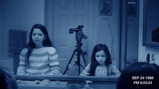 Atividade Paranormal 3: terror mostra a infância das irmãs Katie e Kristi Atividade Paranormal 3: terror mostra a infância das irmãs Katie e Kristi