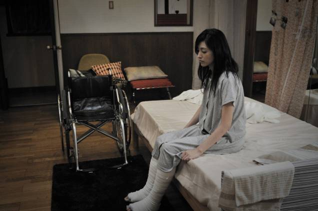 Atividade Paranormal - Tóquio: após intercâmbio nos Estados Unidos, jovem japonesa volta com as pernas fraturadas para a casa Atividade Paranormal - Tóquio: após intercâmbio nos Estados Unidos, jovem japonesa volta com as pernas fraturadas para a casa