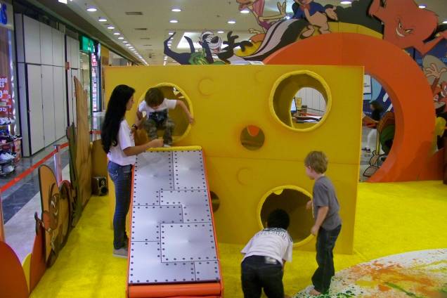 Baseado nas aventuras da turma do Looney Tunes, o Shopping Ibirapuera oferece cinco atividades personalizadas. Baseado nas aventuras da turma do Looney Tunes, o Shopping Ibirapuera oferece cinco atividades personalizadas.