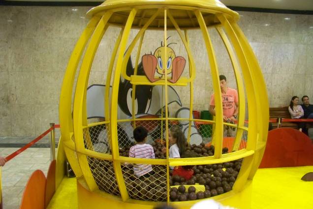 Baseado nas aventuras da turma do Looney Tunes, o Shopping Ibirapuera oferece cinco atividades personalizadas. Baseado nas aventuras da turma do Looney Tunes, o Shopping Ibirapuera oferece cinco atividades personalizadas.