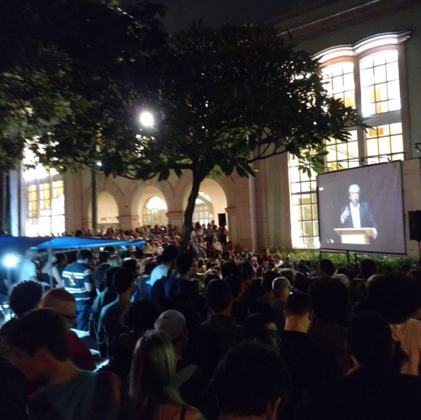 Público acompanha do lado de fora do teatro ato pró-governo (Foto: Reprodução/Instagram)