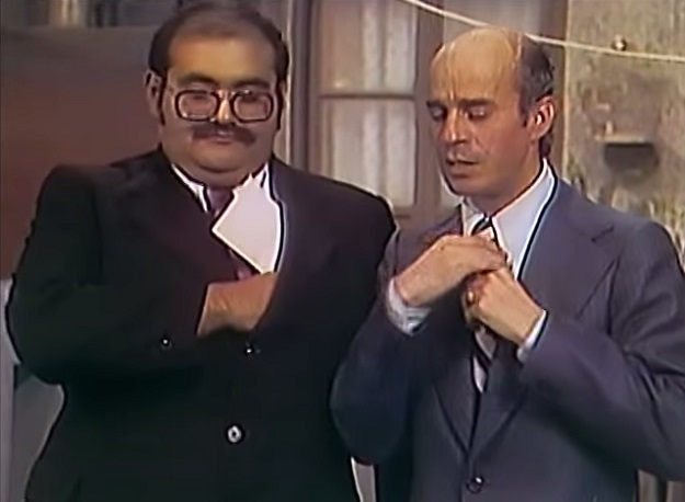 Os atores Edgar Vivar e Ricardo de Pascual em cena de Chaves, em 1976