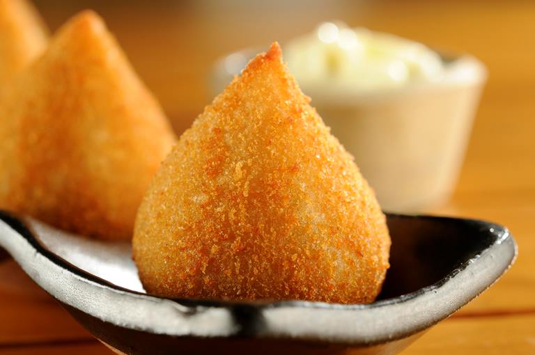 Duas coxinhas de galinha caipira: brinde para quem almoçar ou jantar (Foto: Mauro Holanda)